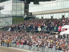 Under Elitloppshelgen är det fullt på Solvallas publikplatser. Foto; A.Lindblom/Travkompaniet